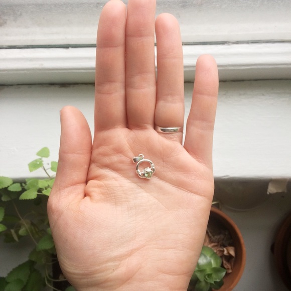 Sterling Claddagh Green Stone Pendant - Picture 5 of 6